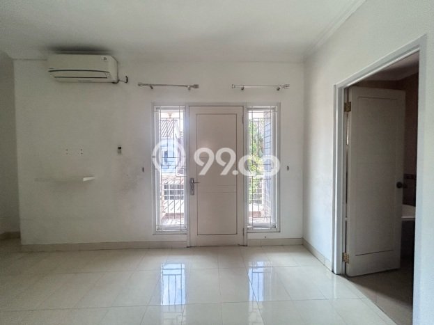 Rumah Modern 2 KT di Raffles Hills Jakarta Timur Semi Furnished Rumah Modern 2 KT di Raffles Hills Jakarta Timur Semi Furnished