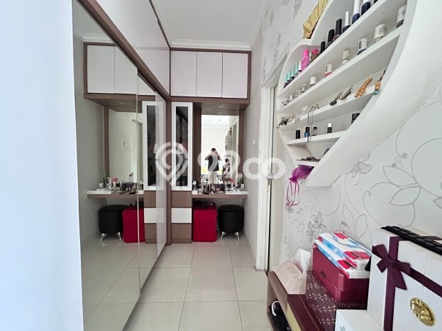 Jual Rumah Eksklusif 3 KT di Raffles Hills, Jakarta Timur Jual Rumah Eksklusif 3 KT di Raffles Hills, Jakarta Timur