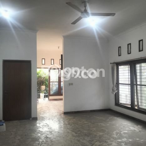 Disewakan! Rumah 3 Kamar Tidur &
2 Kamar Mandi di Tomang, Jakarta Barat Disewakan! Rumah 3 Kamar Tidur &
2 Kamar Mandi di Tomang, Jakarta Barat