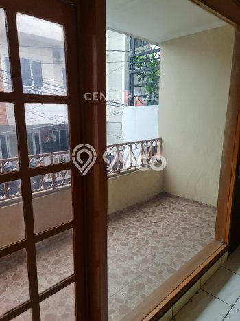 Disewakan! Rumah 3 Kamar Tidur &
1 Kamar Mandi di Tanjung Duren Selatan, Jakarta Barat Disewakan! Rumah 3 Kamar Tidur &
1 Kamar Mandi di Tanjung Duren Selatan, Jakarta Barat