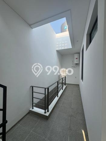 Rumah Mewah LB 240m2 Siap Huni Desain Elegan di Alam Sutera, Tangerang Rumah Mewah LB 240m2 Siap Huni Desain Elegan di Alam Sutera, Tangerang
