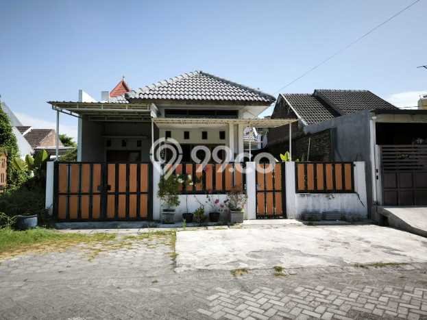 Dijual Rumah 4 Kamar Lokasi Ideal Nyaman dan Strategis di Rungkut Dijual Rumah 4 Kamar Lokasi Ideal Nyaman dan Strategis di Rungkut