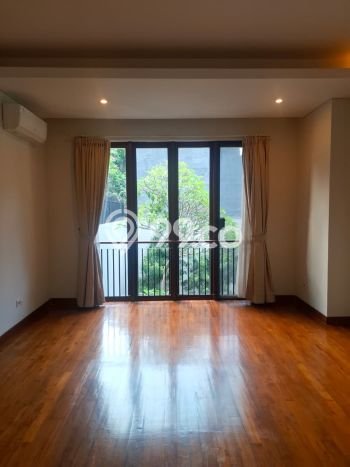 Sewa Rumah Nyaman di Kemang LT 412m2 / LB 470m2 Kondisi Bagus Sewa Rumah Nyaman di Kemang LT 412m2 / LB 470m2 Kondisi Bagus
