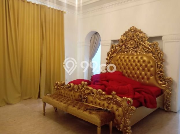 For Sale Hunian Elegan Klasik di Jakarta Timur For Sale Hunian Elegan Klasik di Jakarta Timur