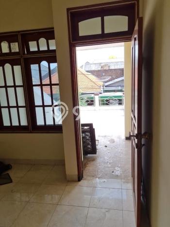 Hunian Cantik Modern Lb 260m2 di Rungkut, Surabaya Hunian Cantik Modern Lb 260m2 di Rungkut, Surabaya