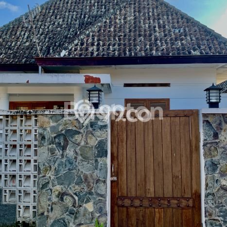 Rumah Elit LB 250m2 Siap Huni Desain Elegan di Bumiayu, Malang Rumah Elit LB 250m2 Siap Huni Desain Elegan di Bumiayu, Malang