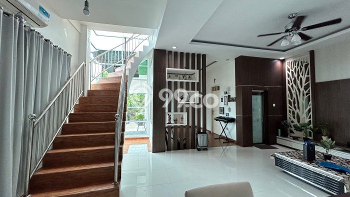 Rumah Elit LB 300m2 Siap Pakai Desain Elegan di Batam Centre, Batam Rumah Elit LB 300m2 Siap Pakai Desain Elegan di Batam Centre, Batam