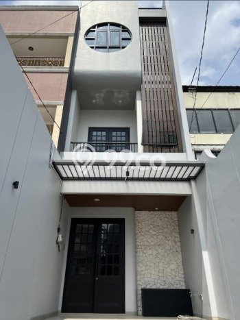 Ruko Disewa di Jakarta Barat dengan LB 300m2 Area Komersial Ramai Ruko Disewa di Jakarta Barat dengan LB 300m2 Area Komersial Ramai