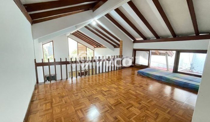 Rumah Mewah LB 350m2 Siap Pakai Desain Elegan di Buah Batu, Bandung Rumah Mewah LB 350m2 Siap Pakai Desain Elegan di Buah Batu, Bandung