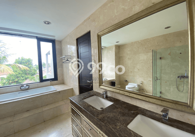 Ready to Use! Luxury House LT 330m2 Desain Elegan di Cipete Ready to Use! Luxury House LT 330m2 Desain Elegan di Cipete