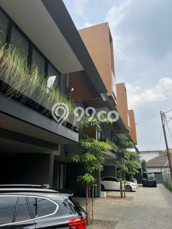 Ready to Use! Premium House LT 224m2 Desain Elegan di Kemang Ready to Use! Premium House LT 224m2 Desain Elegan di Kemang