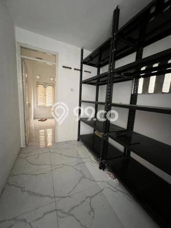 LOKASI PREMIUM! Rumah di , 1 KM, Area Tenang, Luas 185m2m² Bangunan 240m2m² LOKASI PREMIUM! Rumah di , 1 KM, Area Tenang, Luas 185m2m² Bangunan 240m2m²