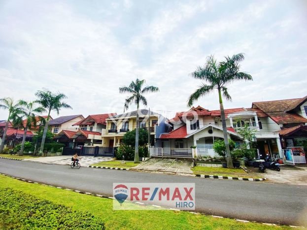 Ready to Use! Premium House LT 315m2 Desain Elegan di Kemang Pratama Ready to Use! Premium House LT 315m2 Desain Elegan di Kemang Pratama