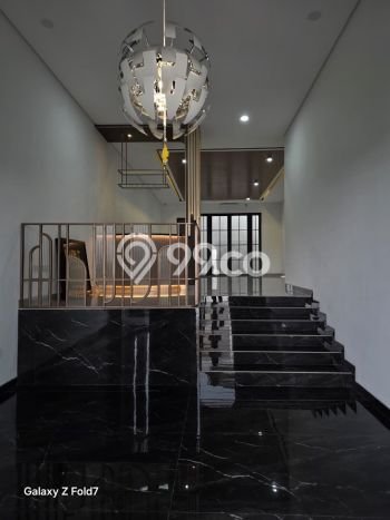 Rumah Elit Modern Tanpa Renovasi di Citraland Surabaya Rumah Elit Modern Tanpa Renovasi di Citraland Surabaya