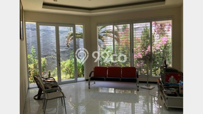 Rumah Modern LT 262m² Terawat di Kompleks Cluster Wiyung, Surabaya Rumah Modern LT 262m² Terawat di Kompleks Cluster Wiyung, Surabaya