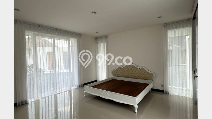 Rumah Asri area Wiyung, 4 KT, Lingkungan Tenang, LT 425m² Bangunan 450m² Rumah Asri area Wiyung, 4 KT, Lingkungan Tenang, LT 425m² Bangunan 450m²
