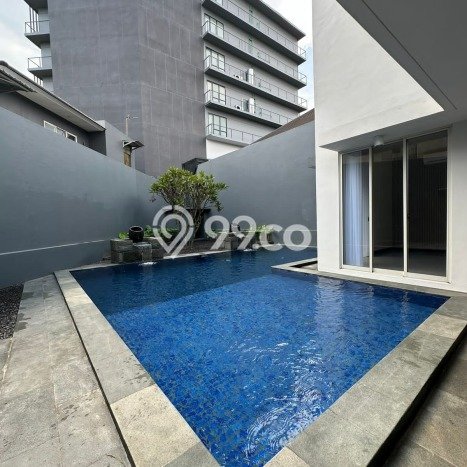 Rumah Asri area Wiyung, 4 KT, Lingkungan Tenang, LT 425m² Bangunan 450m² Rumah Asri area Wiyung, 4 KT, Lingkungan Tenang, LT 425m² Bangunan 450m²