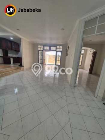 Disewakan Rumah Konsep Modern di Lippo Cikarang Cikarang dengan 5 KT Disewakan Rumah Konsep Modern di Lippo Cikarang Cikarang dengan 5 KT