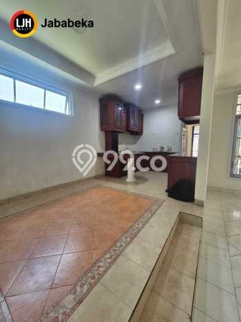 Disewakan Rumah Konsep Modern di Lippo Cikarang Cikarang dengan 5 KT Disewakan Rumah Konsep Modern di Lippo Cikarang Cikarang dengan 5 KT