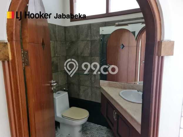 LOKASI STRATEGIS! Rumah kawasan Lippo Cikarang, Akses ke Tol, 5 KT, LT 343m2m² Bangunan 347m2m² LOKASI STRATEGIS! Rumah kawasan Lippo Cikarang, Akses ke Tol, 5 KT, LT 343m2m² Bangunan 347m2m²