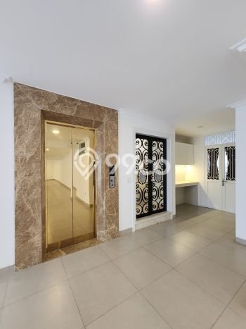 Ready to Use! Luxury House LT 517m2 Desain Elegan di Kemang Ready to Use! Luxury House LT 517m2 Desain Elegan di Kemang