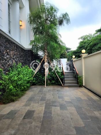 Ready to Use! Luxury House LT 517m2 Desain Elegan di Kemang Ready to Use! Luxury House LT 517m2 Desain Elegan di Kemang