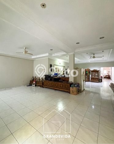 For Sale! Luxury House LT 230m2 Desain Elegan di Kemang For Sale! Luxury House LT 230m2 Desain Elegan di Kemang