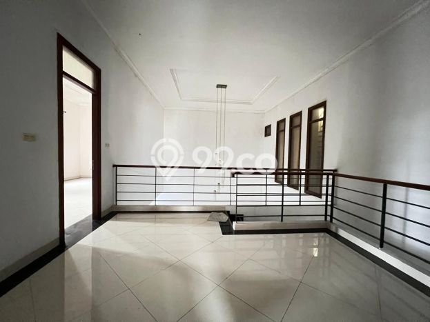 LOKASI PREMIUM! Rumah di Duren Tiga, 5 KM, Area Tenang, Luas 250m2m² LB 300m2m² LOKASI PREMIUM! Rumah di Duren Tiga, 5 KM, Area Tenang, Luas 250m2m² LB 300m2m²