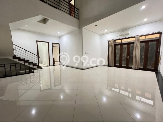 LOKASI PREMIUM! Rumah di Duren Tiga, 5 KM, Area Tenang, Luas 250m2m² LB 300m2m² LOKASI PREMIUM! Rumah di Duren Tiga, 5 KM, Area Tenang, Luas 250m2m² LB 300m2m²