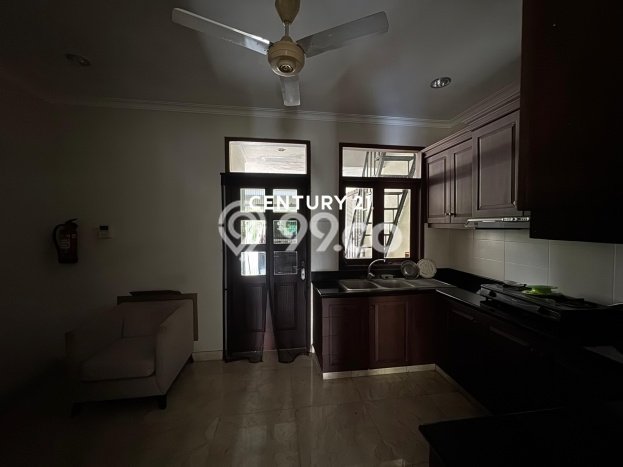 Siap Huni Hunian Elit 5 Kamar di Cilandak Dekat ke Mana Pun Siap Huni Hunian Elit 5 Kamar di Cilandak Dekat ke Mana Pun