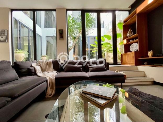 Rumah Elit LB 536m2 Siap Pakai Desain Elegan di Krapyak, Semarang Rumah Elit LB 536m2 Siap Pakai Desain Elegan di Krapyak, Semarang