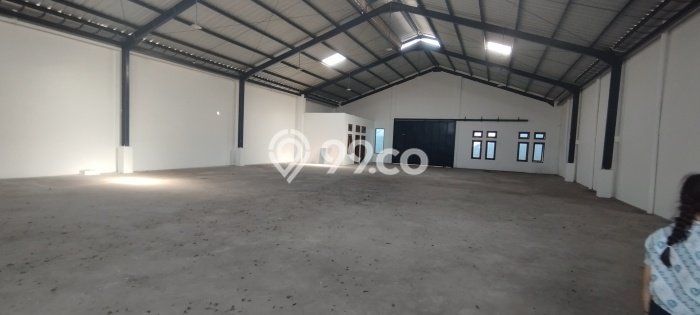 Unit Gudang Dijual di Kejaksan Cirebon Luas Tanah 597m2, Luas Bangunan 550m2 Unit Gudang Dijual di Kejaksan Cirebon Luas Tanah 597m2, Luas Bangunan 550m2