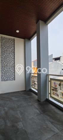 Rumah Luas Asri 3 KT Siap Pakai di Manukan Surabaya Rumah Luas Asri 3 KT Siap Pakai di Manukan Surabaya