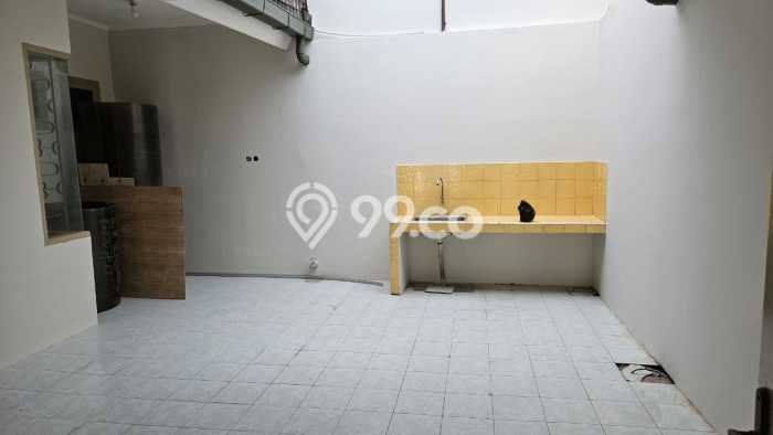Rumah Strategis di , 3 KM, Area Nyaman, Luas 180m2m² Bangunan 180m2m² Rumah Strategis di , 3 KM, Area Nyaman, Luas 180m2m² Bangunan 180m2m²