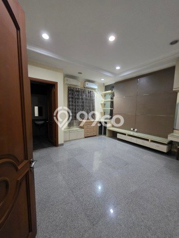 Jarang Ada! Rumah Sewa 6 Kamar Bagus Siap Huni Permata Buana Jarang Ada! Rumah Sewa 6 Kamar Bagus Siap Huni Permata Buana