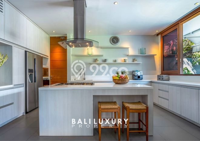 DIJUAL! Vila Kawasan , Luas 830m2m², Lokasi Premium DIJUAL! Vila Kawasan , Luas 830m2m², Lokasi Premium