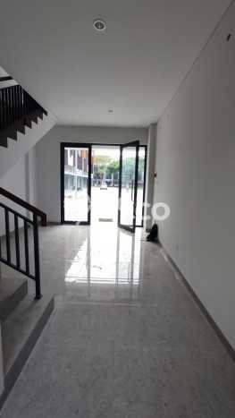 Unit Komersial Disewakan di Tangerang Area Strategis Harga Kompetitif Unit Komersial Disewakan di Tangerang Area Strategis Harga Kompetitif