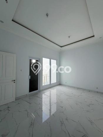 Dijual Hunian Rumah Terawat 4 Kamar di Citraland, Surabaya Dijual Hunian Rumah Terawat 4 Kamar di Citraland, Surabaya