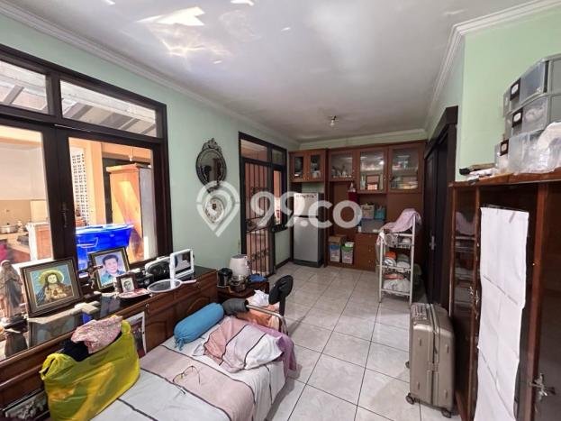 Rumah LT 220m2m² Dekat Pusat Perbelanjaan di Kota Baru Parahyangan, Bandung Rumah LT 220m2m² Dekat Pusat Perbelanjaan di Kota Baru Parahyangan, Bandung