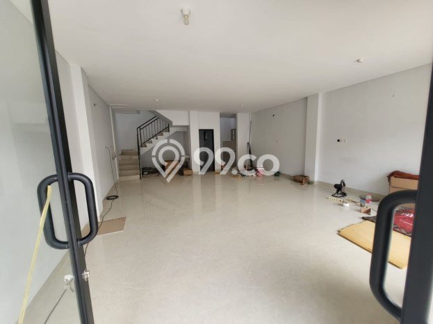 Disewakan Ruko Premium di , Luas 131m2m², Area Komersial, Jalan Mudah Disewakan Ruko Premium di , Luas 131m2m², Area Komersial, Jalan Mudah
