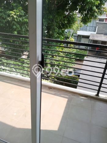 SPECIAL OFFER! Rumah di , 4 KT, Lingkungan Strategis, LT 250m2m² LB 211m2m² SPECIAL OFFER! Rumah di , 4 KT, Lingkungan Strategis, LT 250m2m² LB 211m2m²