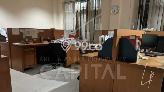 Rumah Mewah LB 1096m2 Siap Pakai Desain Elegan di Supratman, Bandung Rumah Mewah LB 1096m2 Siap Pakai Desain Elegan di Supratman, Bandung