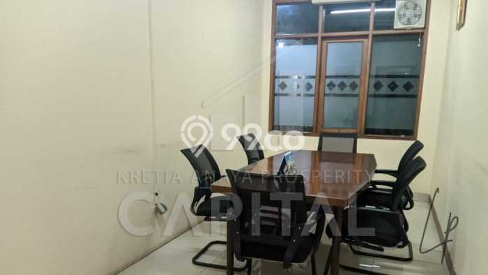 Rumah Mewah LB 1096m2 Siap Pakai Desain Elegan di Supratman, Bandung Rumah Mewah LB 1096m2 Siap Pakai Desain Elegan di Supratman, Bandung