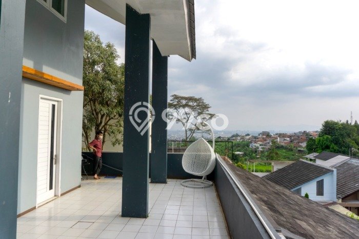 Rumah Siap Huni di Mandalajati, Bandung, Luas 184m2m² LB 187m2m² Rumah Siap Huni di Mandalajati, Bandung, Luas 184m2m² LB 187m2m²