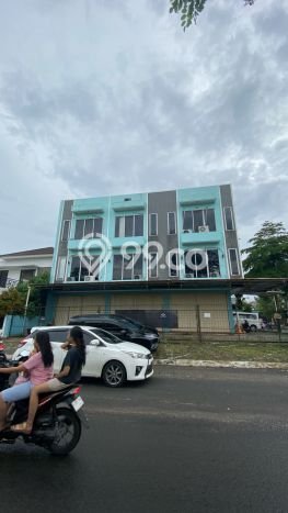 Unit Ruko disewakan di Cipondoh Tangerang dengan LT 300m2 / LB 616m2 Unit Ruko disewakan di Cipondoh Tangerang dengan LT 300m2 / LB 616m2