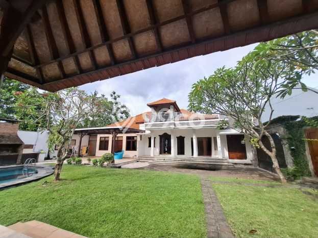 Rumah Nyaman 4 KT di Kerobokan Kaja, Badung - LT 793m2m² Rumah Nyaman 4 KT di Kerobokan Kaja, Badung - LT 793m2m²