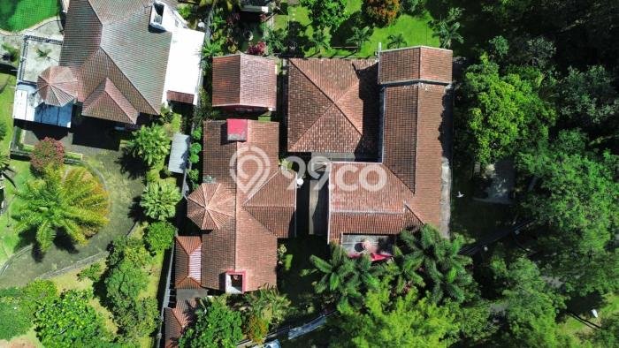 For Sale! Luxury House LT 1400m2 Desain Elegan di Sentul City For Sale! Luxury House LT 1400m2 Desain Elegan di Sentul City