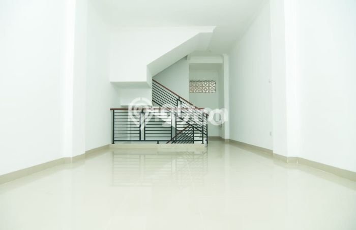 Ruko Strategis di Wirobrajan, Luas 180m2m², Mainroad, Tingkat Keramaian Tinggi Ruko Strategis di Wirobrajan, Luas 180m2m², Mainroad, Tingkat Keramaian Tinggi
