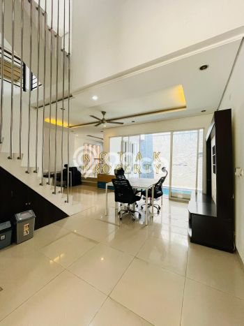 Lokasi strategis! Rumah siap huni dikontrakkan di Cinere LB 200m2 Lokasi strategis! Rumah siap huni dikontrakkan di Cinere LB 200m2