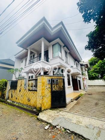 Ready to Use! Luxury House LT 299m2 Desain Elegan di Pondok Labu Ready to Use! Luxury House LT 299m2 Desain Elegan di Pondok Labu